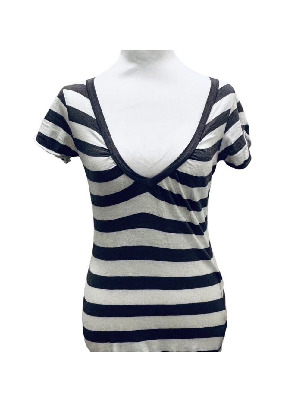 Vintage Y2K Gray and White Striped V Neck Short Sleeved T-Shirt